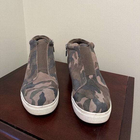 Aqua College Camouflage Suede Waterproof Sneakers SIZE 8 - Picture 1 of 8
